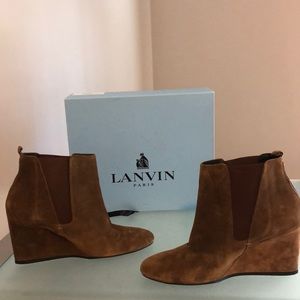 Man in chestnut brown wedge ankle boots